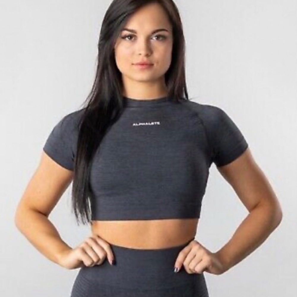 Alphalete Amplify Short Sleeve Crop Top in Galaxy Grey size M